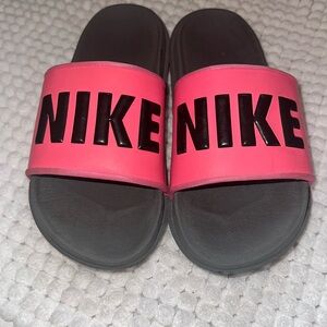 Pink Nike slides 😍